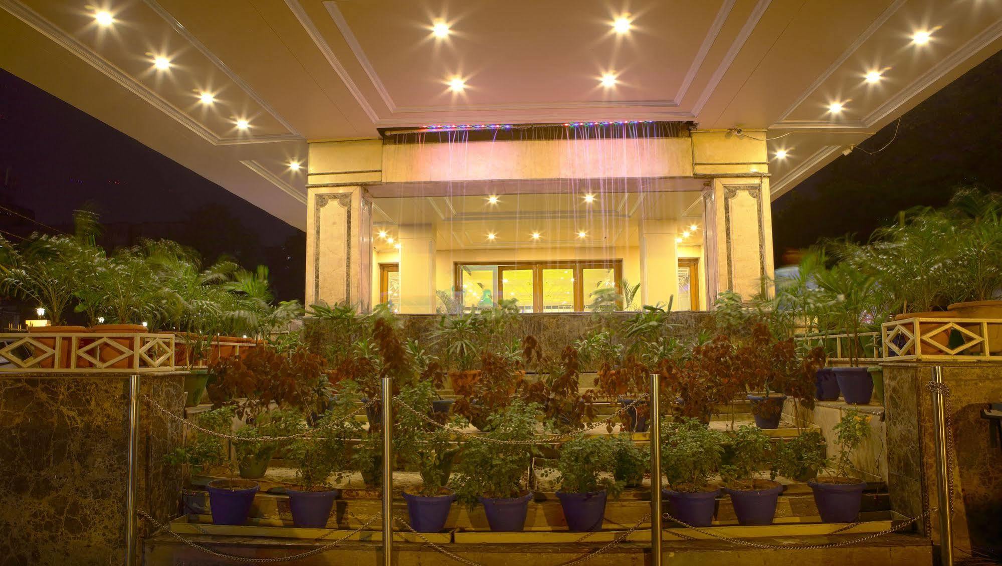 Hotel Gemini Continental, Hazratganj Lucknow Exterior foto